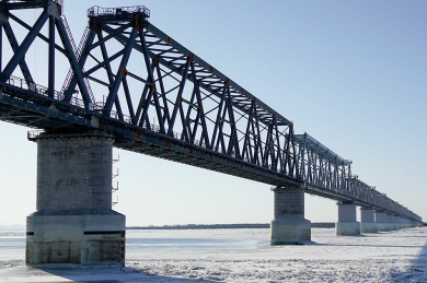 2,4 км рельсошпальной решетки уложили на пути к новому мосту в Китай